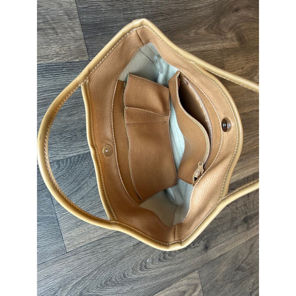 🥶 Faux Leather Tan Handbag - Picture 4 of 6